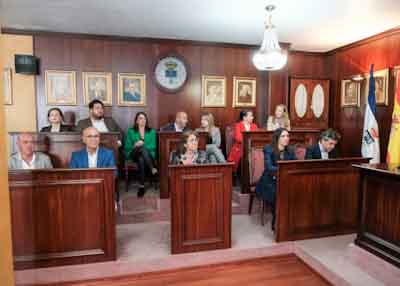 La corporación municipal durante la recepción del alcalde a la Mesa del Parlamento de Andalucía 