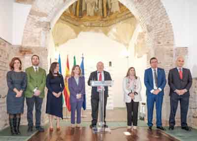  Tras la reunión de la Mesa, el presidente del Parlamento ha atendido a los medios de comunicación en la capilla de San Cristóbal de Lepe (Huelva)
 