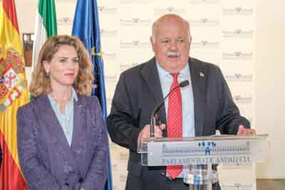 Jesús Aguirre, presidente del Parlamento, y Ana María Mestre, vicepresidenta primera, en la rueda de prensa 