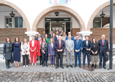  Foto de familia de la Mesa del Parlamento y la corporacin municipal de Lepe 