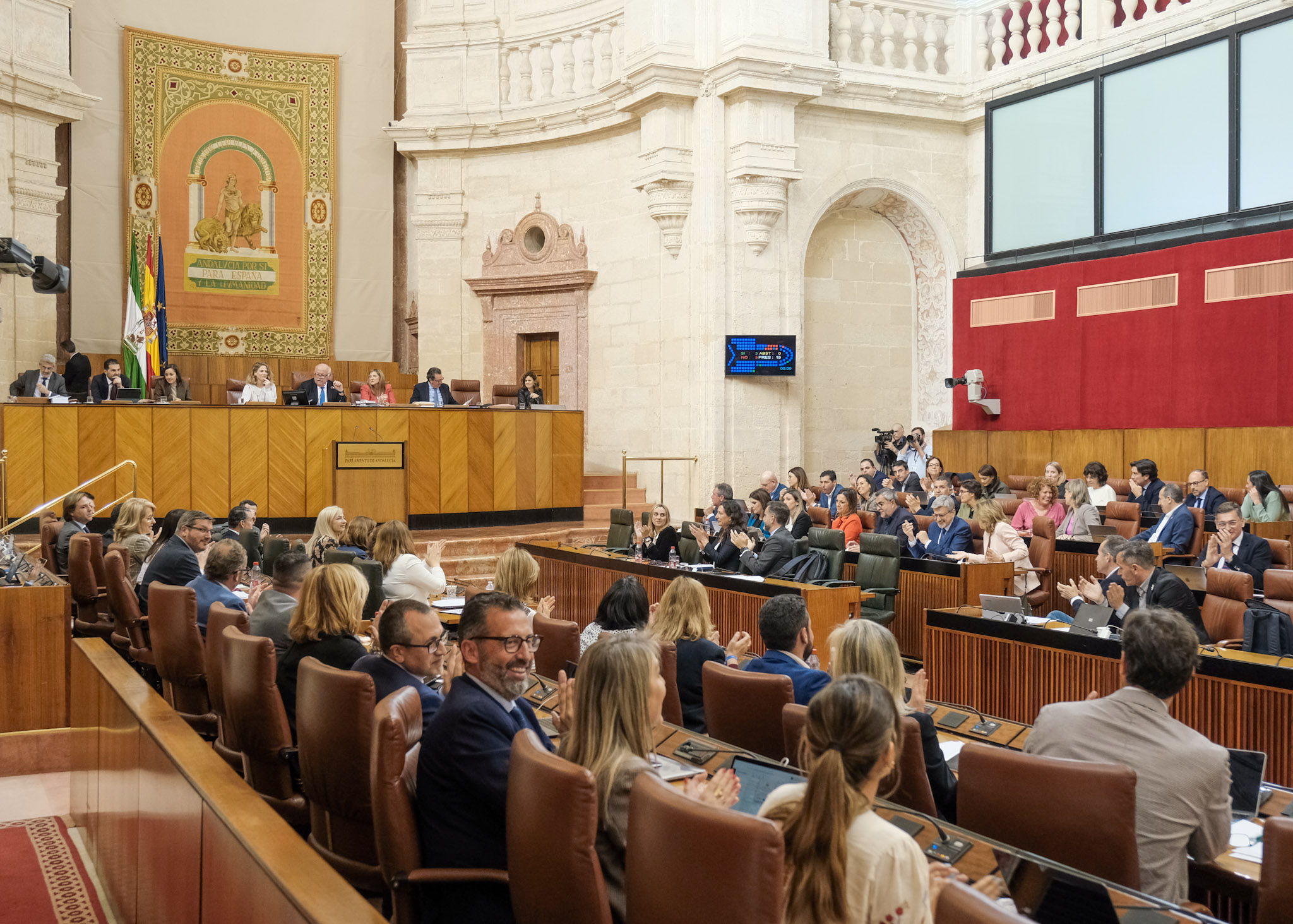 Aplausos del Pleno tras la aprobacin del proyecto de ley 