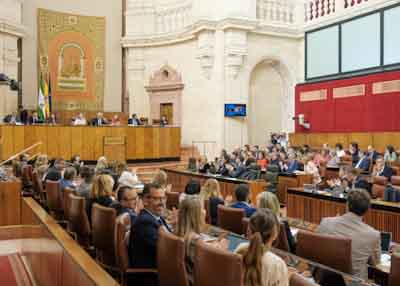  Aplausos del Pleno tras la aprobacin del proyecto de ley 