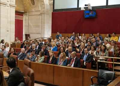 El pblico asistente aplaude tambin tras la votacin del proyecto de ley 