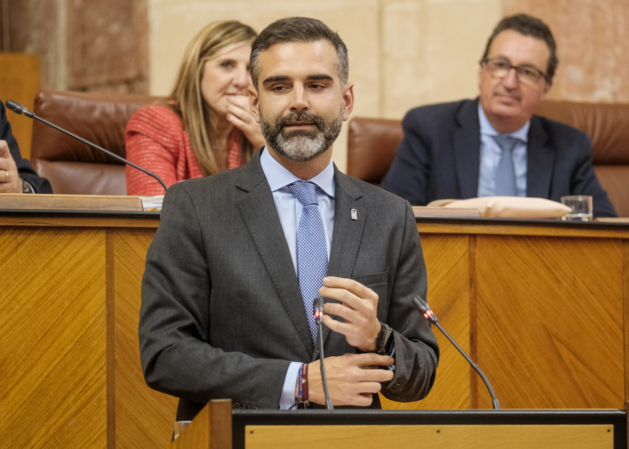 El consejero de Sostenibilidad, Medio Ambiente y Economa Azul, Ramn Fernndez-Pacheco, interviene tras la aprobacin de la ley para mostrar su agradecimiento 