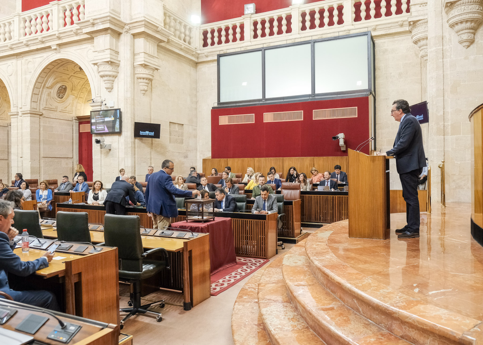   El secretario primero de la Mesa, Manuel Andrs Gonzlez, procede al llamamiento de los diputados para la votacin en urna de la propuesta de designacin de Juan Bautista Cano como candidato a magistrado del Tribunal Constitucional 