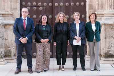 La vicepresidenta primera, Ana Mara Mestre, junto a los ponentes del Foro, entre ellos Esperanza Oa, diputada del Parlamento  
