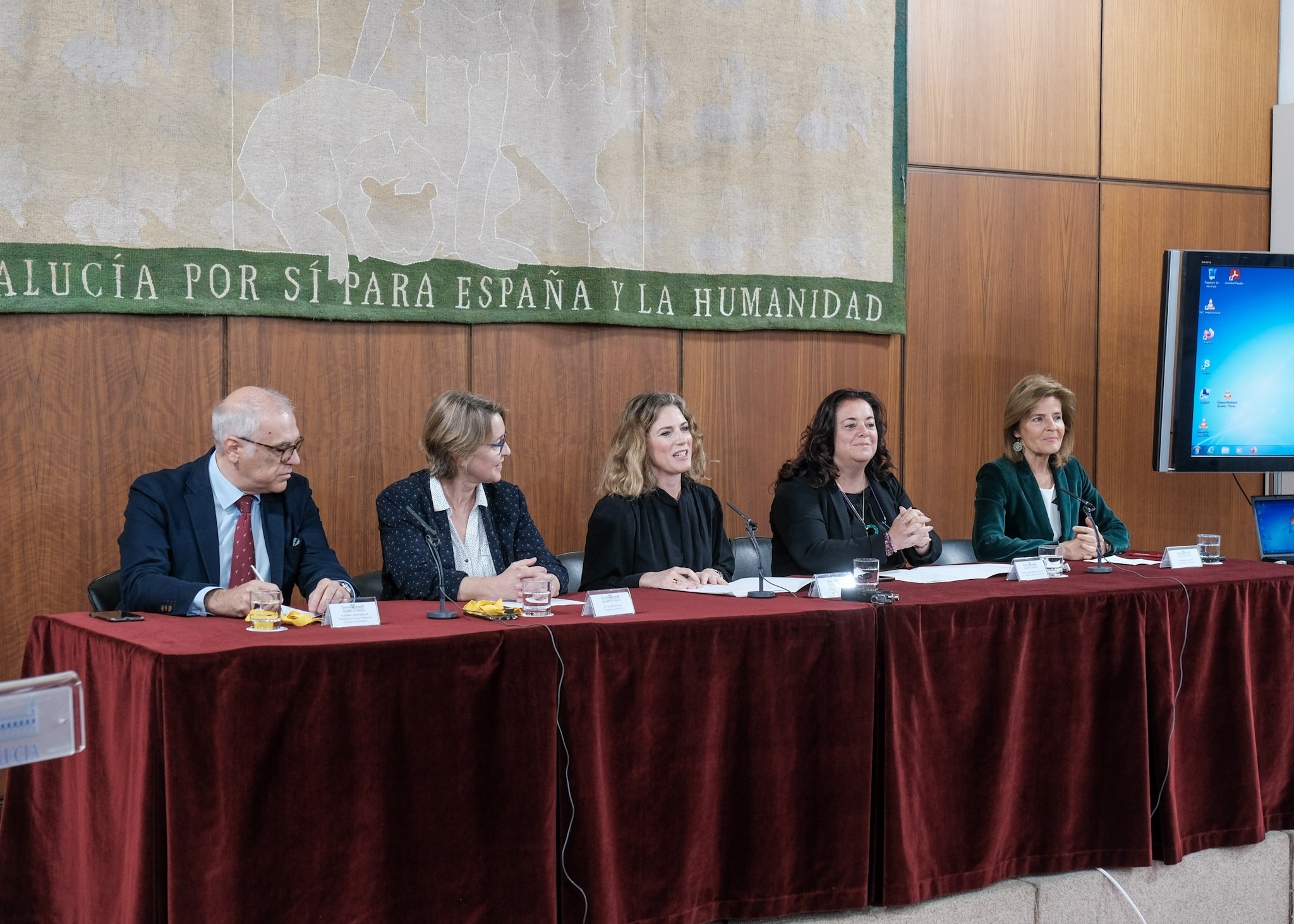  La Mesa presidencial del encuentro con los expertos y autoridades intervinientes durante la presentacin de Ana Mara Mestre, vicepresidenta primera del Parlamento