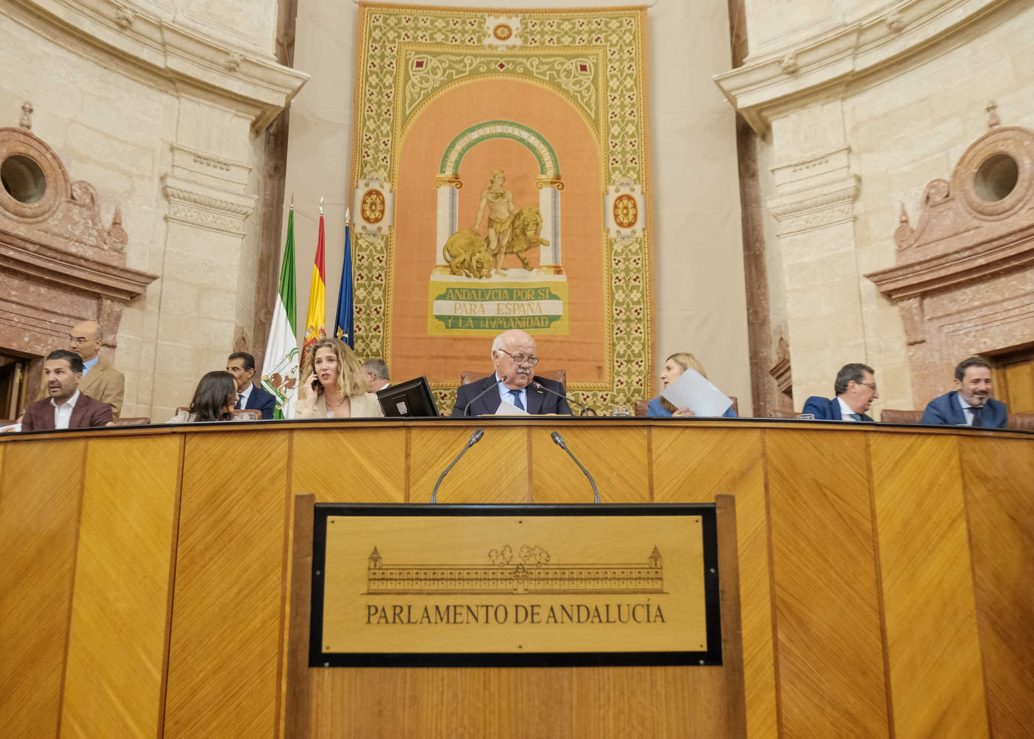 La Mesa del Parlamento de Andaluca antes del inicio de la sesin plenaria 