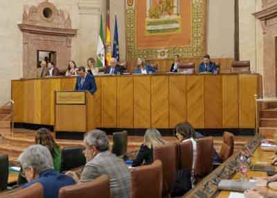 El secretario primero de la Mesa, Manuel Andrs Gonzlez, da lectura al dictamen de la Comisin del Estatuto de los Diputados sobre la compatibilidad de los diputados de la XII Legislatura
 