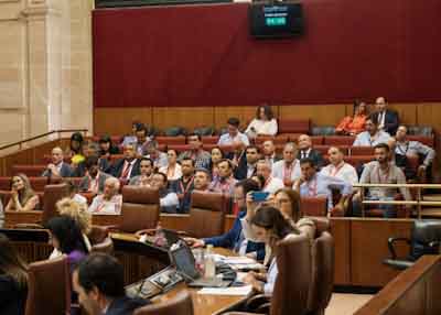 Agricultores y representantes de organizaciones agrarias siguen el debate de la toma en consideracin de la Proposicin de Ley para la mejora de la ordenacin de las zonas agrcolas del Condado de Huelva  