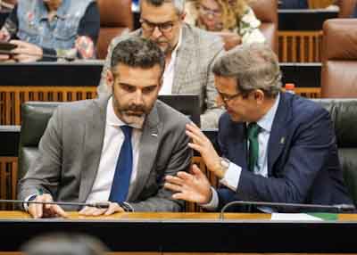 El consejero de Sostenibilidad, Ramn Fernndez-Pacheco y el consejero de Poltica Industrial, Jorge Paradela 