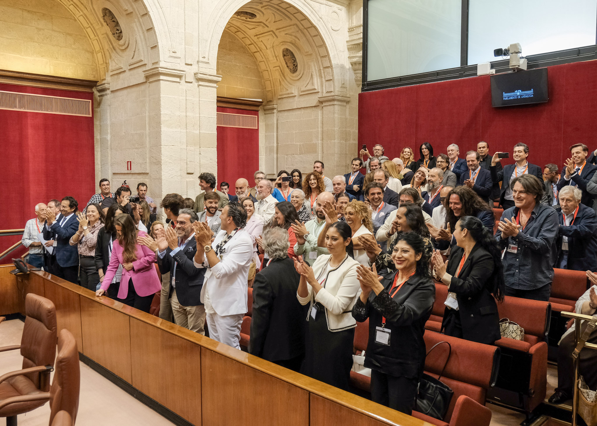 Los asistentes en la tribuna de pblico aplauden por la aprobacin del Proyecto de Ley Andaluza del Flamenco 
