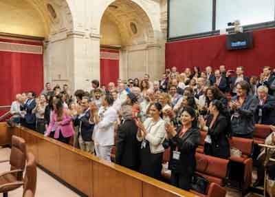 Los asistentes en la tribuna de pblico aplauden por la aprobacin del Proyecto de Ley Andaluza del Flamenco 