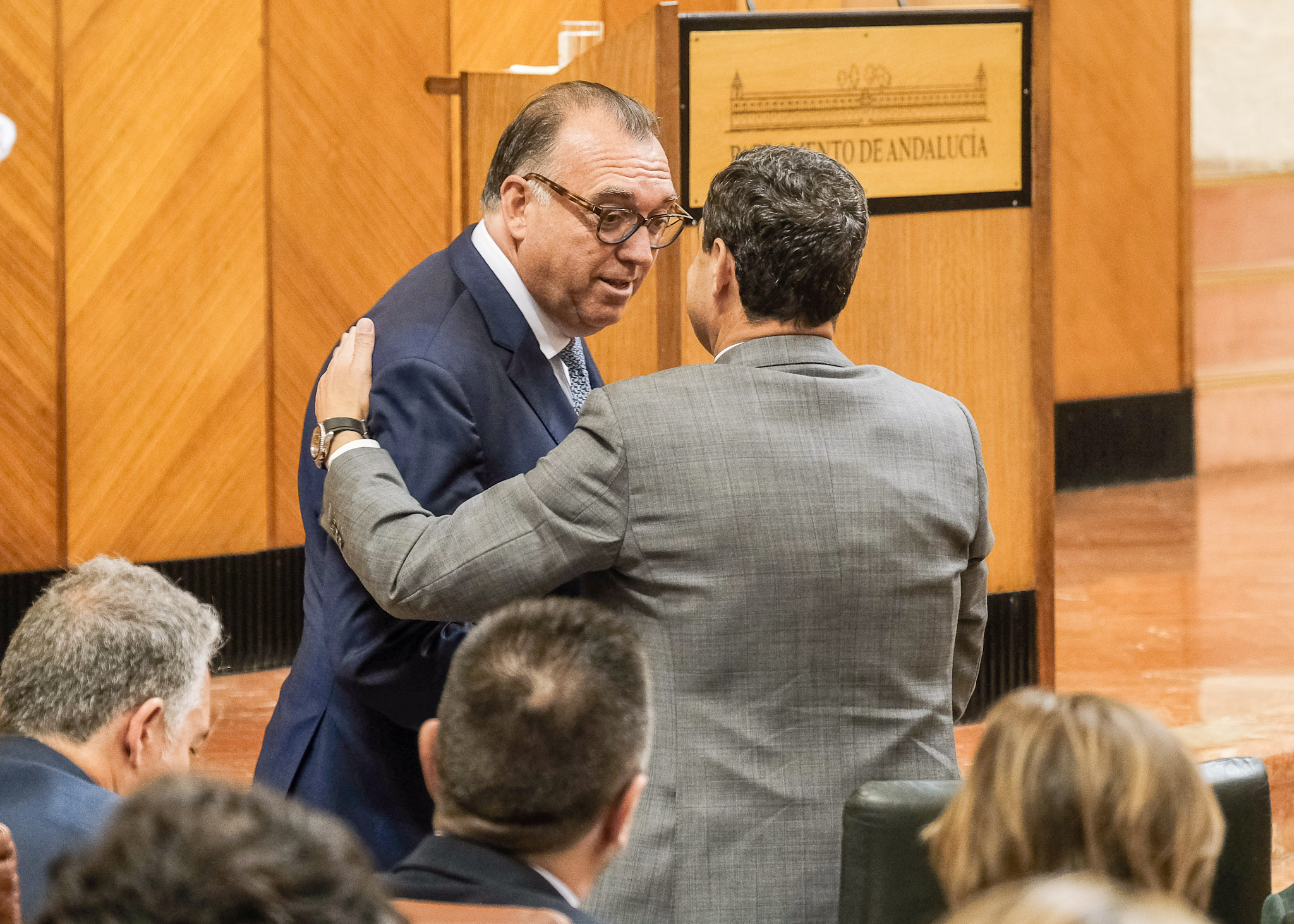 El presidente de la Junta de Andaluca, Juan Manuel Moreno, felicita al consejero de Turismo, Cultura y Deporte, Arturo Bernal, tras la aprobacin de la ley 