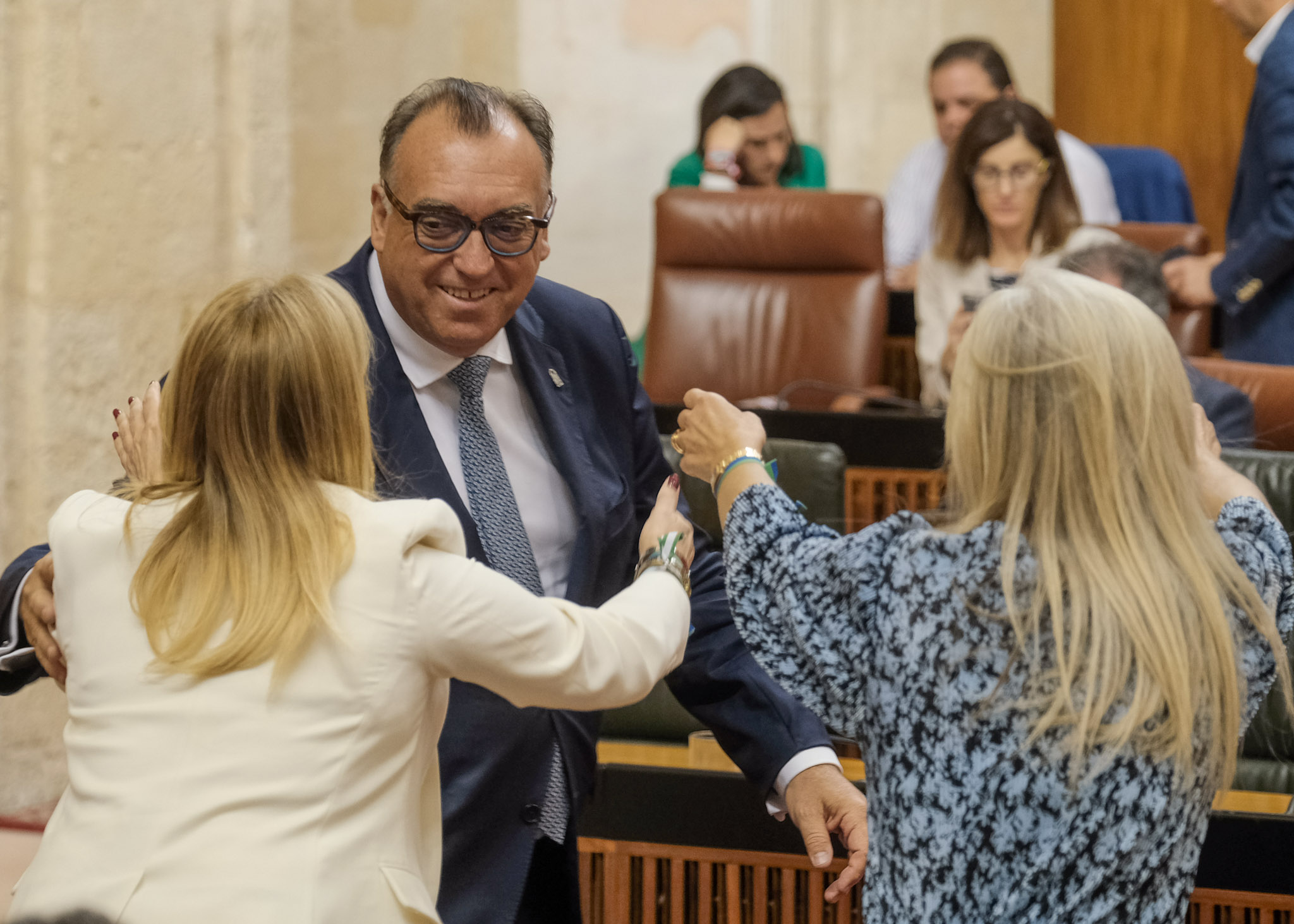 Patricia del Pozo, consejera de Desarrollo Educativo, y Carolina Espaa, consejera de Economa, dan la enhorabuena al consejero de Turismo 