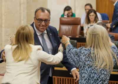 Patricia del Pozo, consejera de Desarrollo Educativo, y Carolina Espaa, consejera de Economa, dan la enhorabuena al consejero de Turismo 
