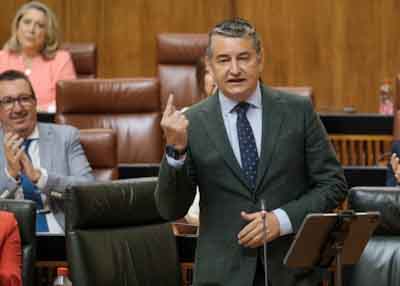 El consejero de la Presidencia, Antonio Sanz, contesta a la cuestin planteada 