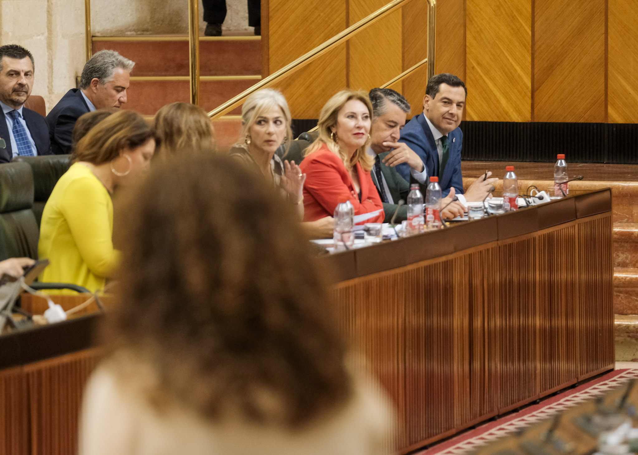  El presidente de la Junta de Andaluca, Juan Manuel Moreno, escucha a la portavoz 