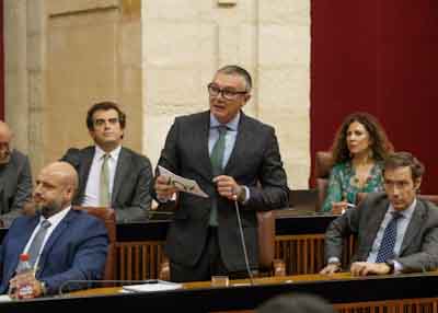  El portavoz de Vox, Manuel Gavira, pregunta al presidente sobre la reunin en Bruselas en relacin a la Proposicin de Ley para la mejora de la ordenacin de las zonas agrcolas del Condado de Huelva