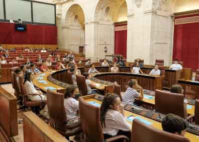 Otro momento del acto en el que los nios han asumido el papel de diputados por un da en el Parlamento andaluz