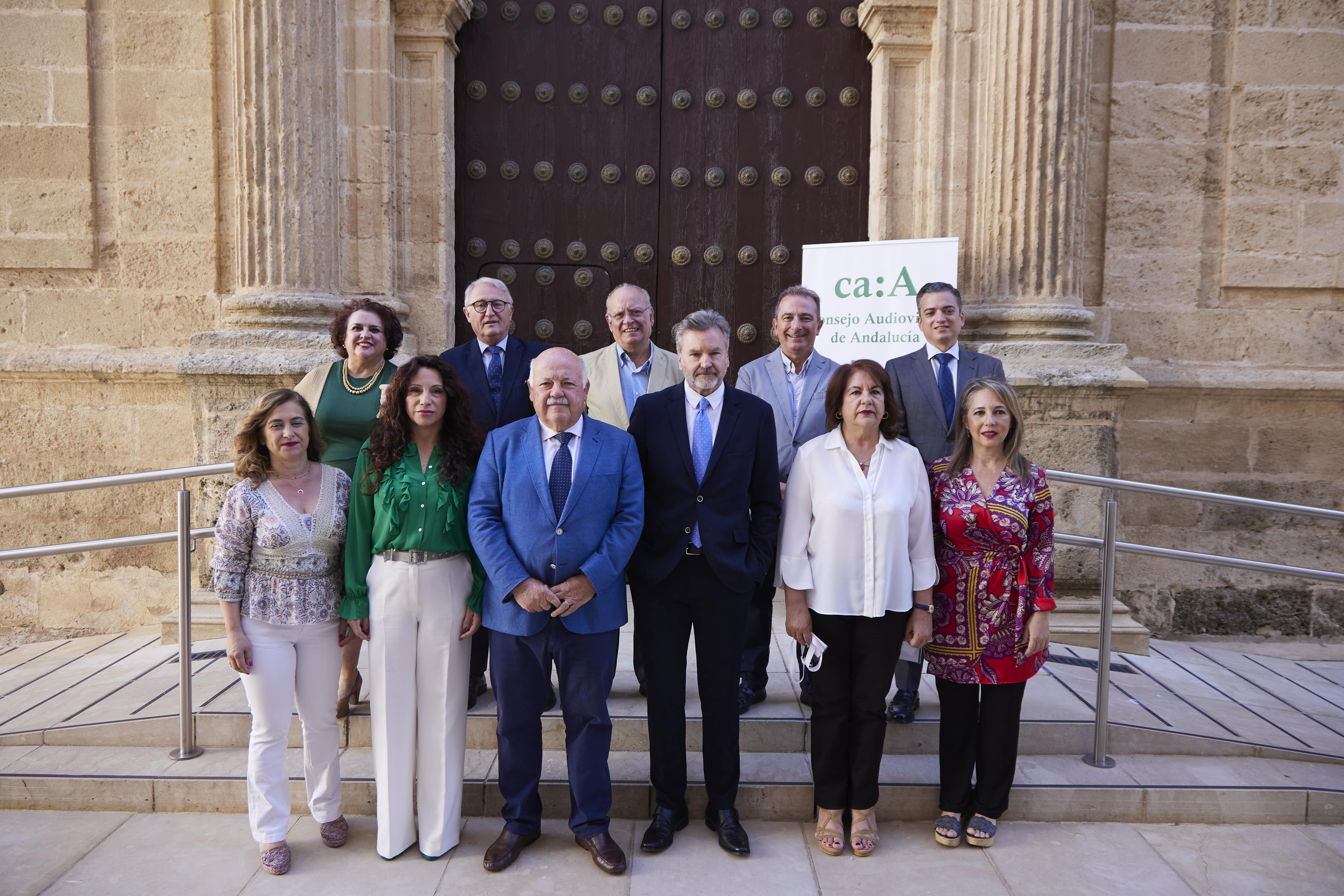  El presidente del Parlamento posa con los miembros del Consejo Audiovisual