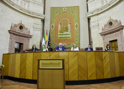   La Mesa del Parlamento de Andaluca al inicio de la sesin plenaria 