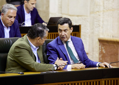El presidente de la Junta de Andaluca, Juan Manuel Moreno, y el consejero de la Presidencia, Antonio Sanz 