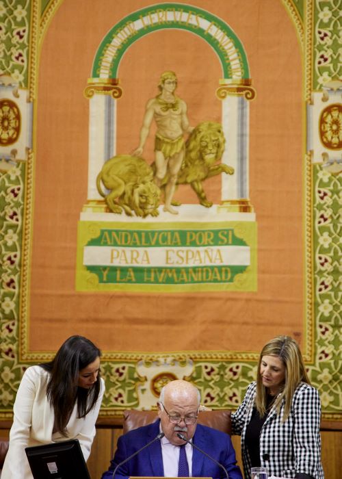   Jess Aguirre, presidente del Parlamento; la vicepresidenta segunda, Irene Garca, a la derecha; y la vicepresidenta tercera, Mara Mercedes Rodrguez, a la izquierda 