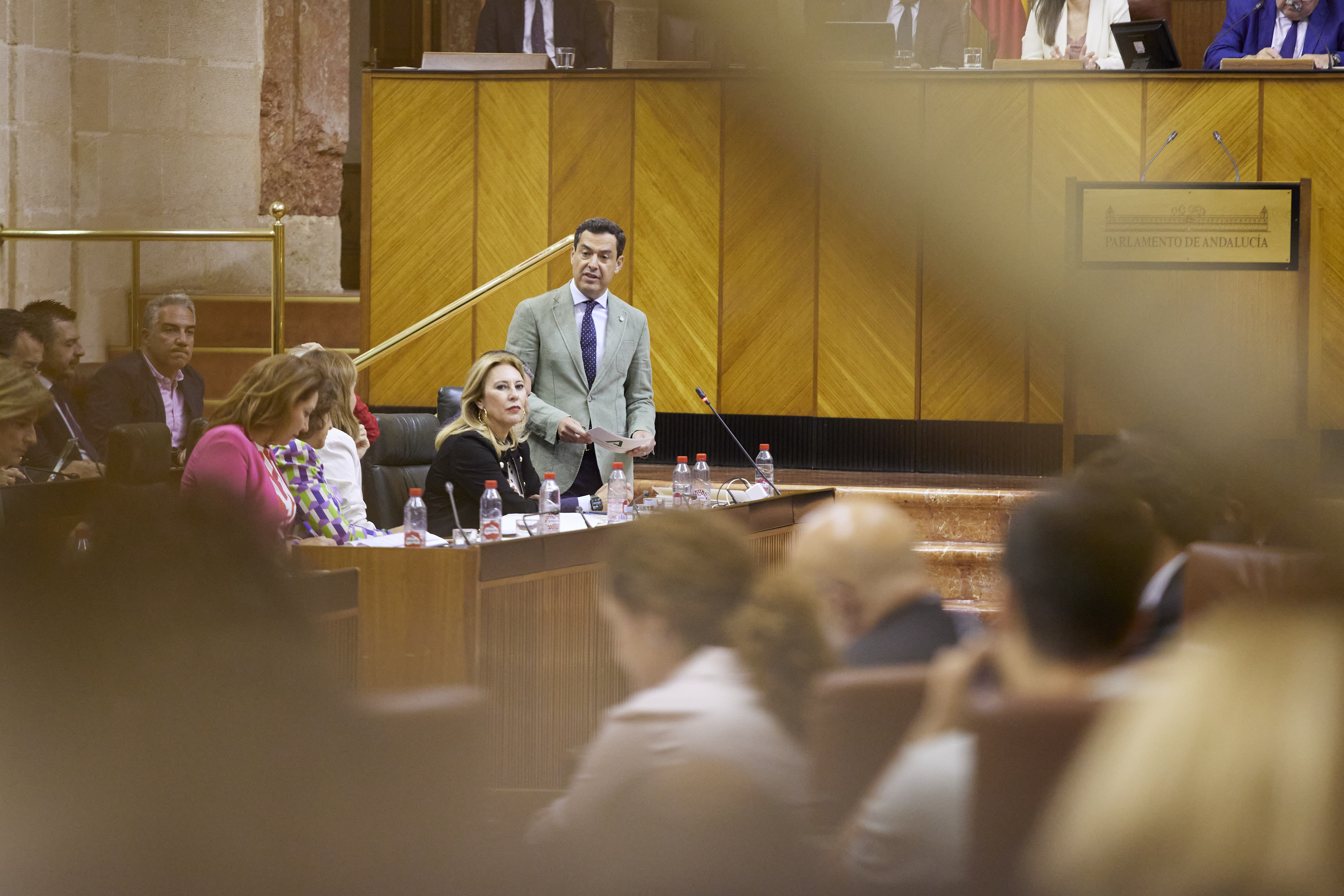 El presidente de la Junta de Andaluca, Juan Manuel Moreno, contesta a la pregunta de la portavoz 