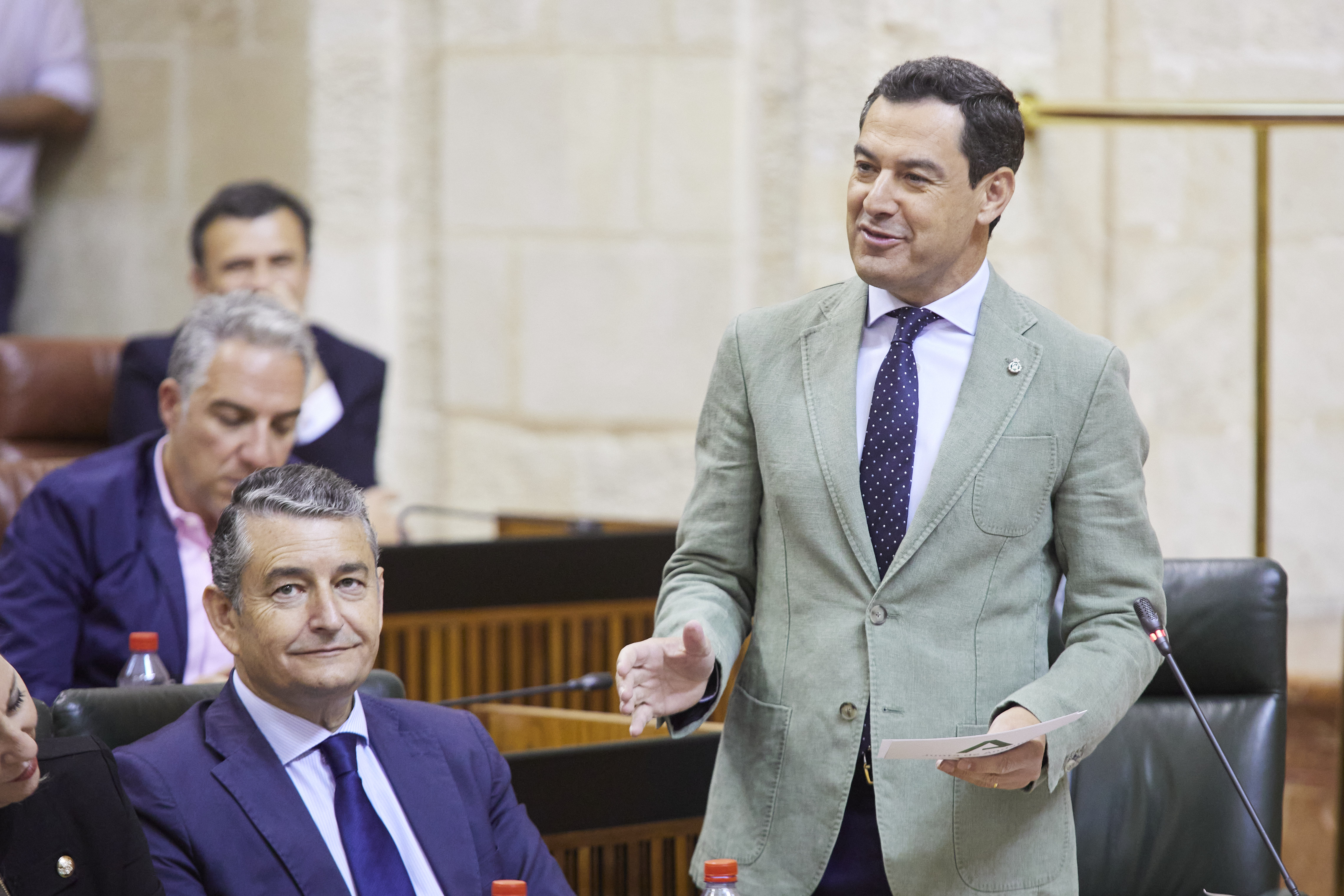  El presidente de la Junta de Andaluca, Juan Manuel Moreno, contesta a las preguntas de los portavoces parlamentarios en la sesin de control 