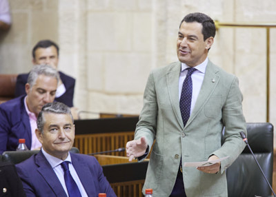  El presidente de la Junta de Andaluca, Juan Manuel Moreno, contesta a las preguntas de los portavoces parlamentarios en la sesin de control 