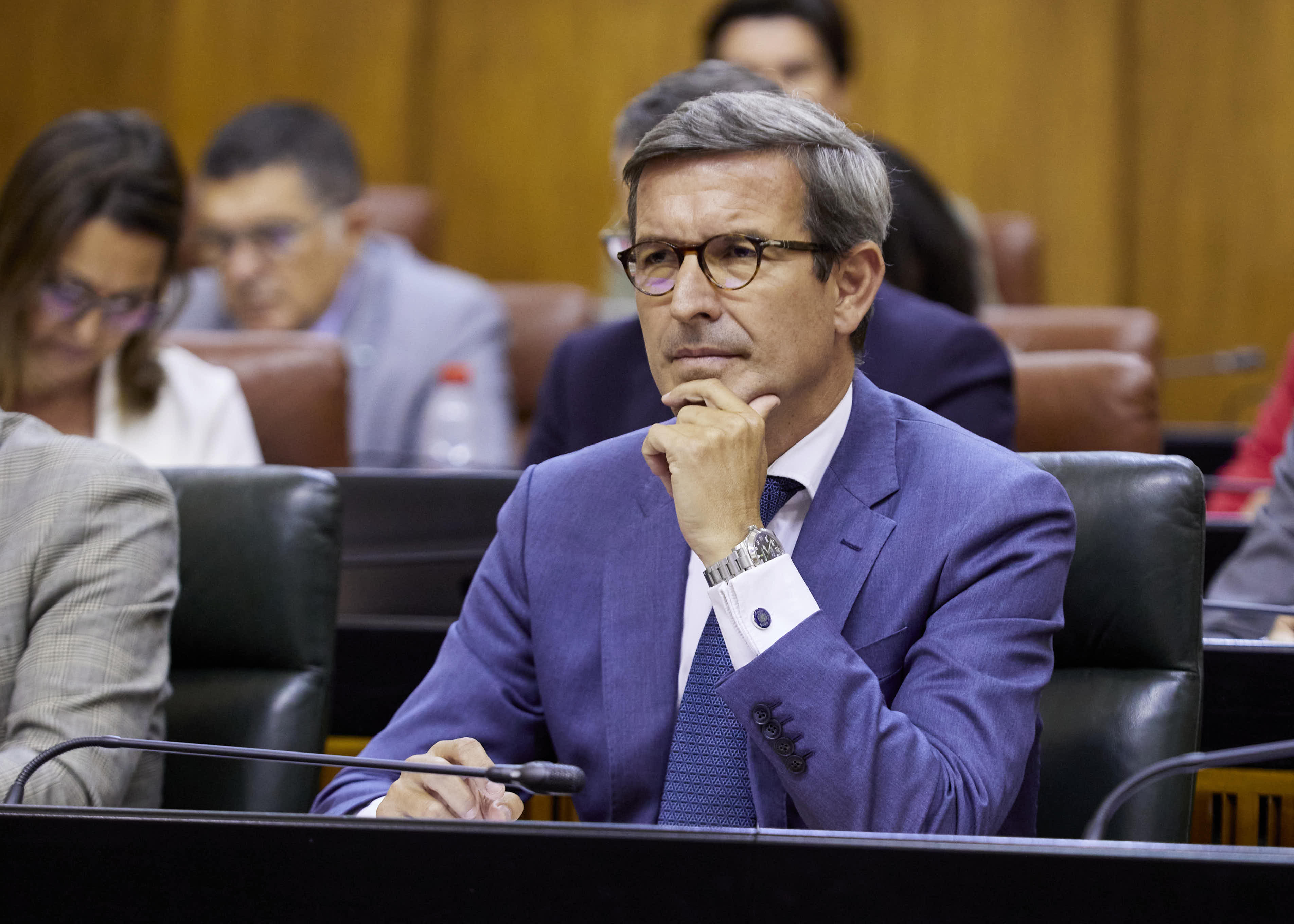 Jorge Paradela, consejero de Industria, Energa y Minas escucha la pregunta 