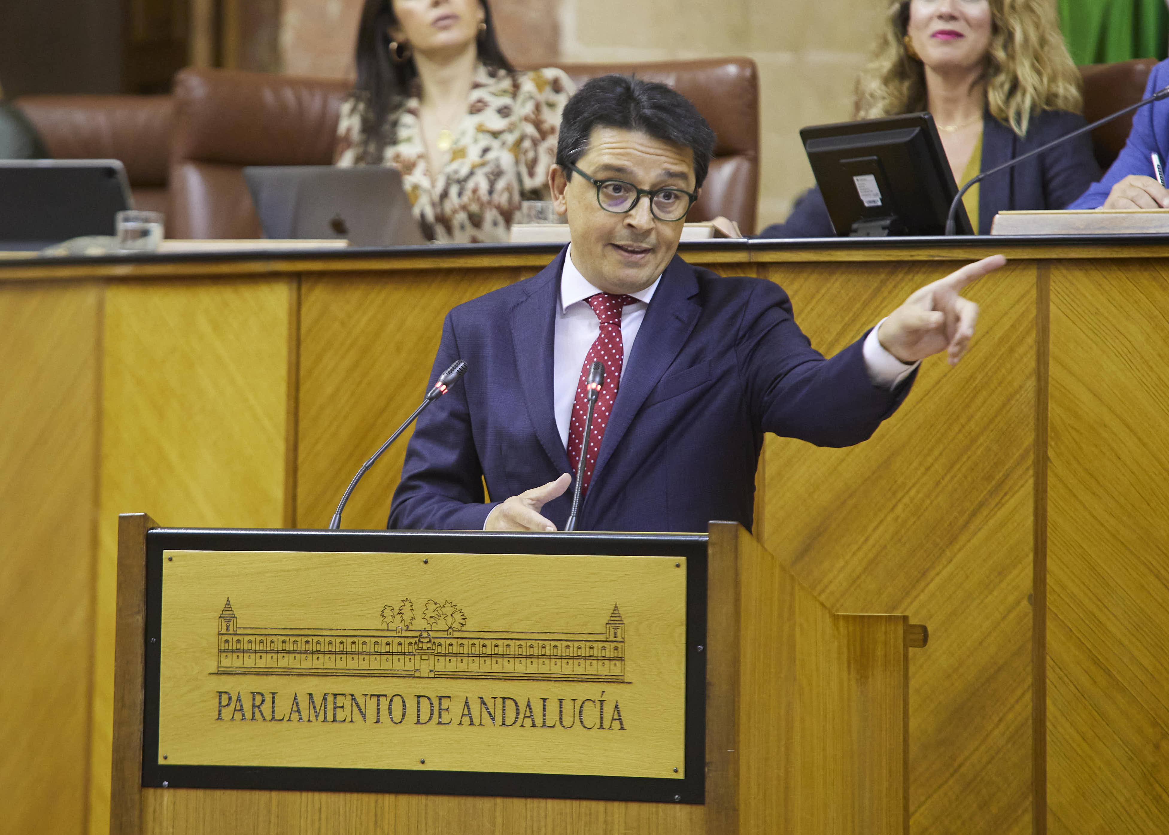 El diputado del Grupo Popular Manuel Guzmán defiende el parecer de su grupo sobre el dictamen