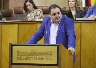 El diputado Victor Manuel Torres, del G.P. Socialista, defiende la postura de su grupo en el debate final del proyecto de ley 