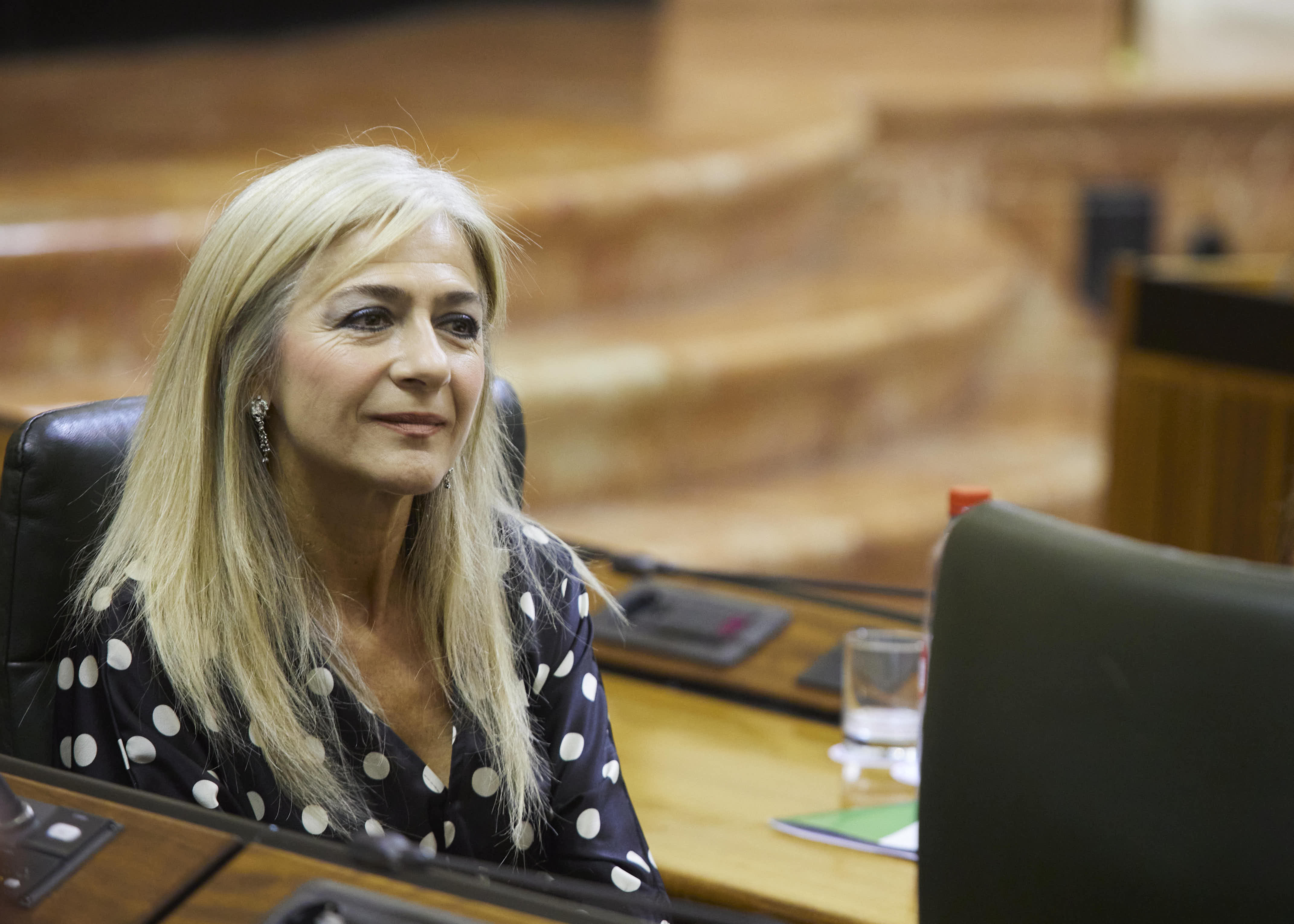 Patricia del Pozo, consejera de Desarrollo Educativo, escucha la pregunta de la diputada 