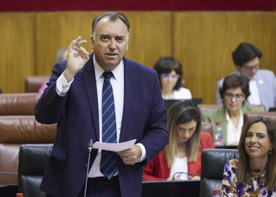 Arturo Bernal, consejero de Turismo, Cultura y Deporte, responde a la pregunta 