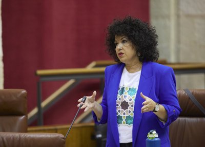 Mara Isabel Mora, presidenta del G.P. Mixto-Adelante Andaluca, formula una pregunta sobre asentamientos de temporeros 
