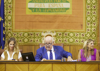  El presidente del Parlamento, Jesús Aguirre, acompañado por las vicepresidentas Ana Mestre e Irene García, abre la segunda jornada de la sesión plenaria