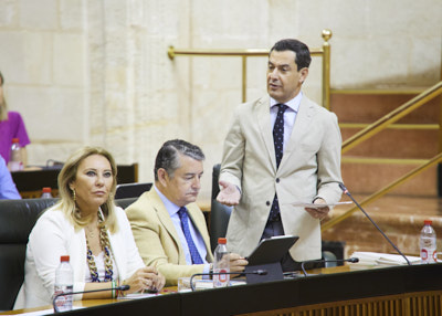  El presidente de la Junta de Andaluca, Juan Manuel Moreno, responde a una de las preguntas formuladas por los portavoces parlamentarios en la sesin de control