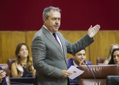  Juan Espadas, portavoz del Grupo parlamentario Socialista, se dirige al presidente de la Junta de Andalucía en la sesión de control