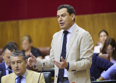  El presidente de la Junta de Andalucía, Juan Manuel Moreno, responde al portavoz del Grupo parlamentario Socialista