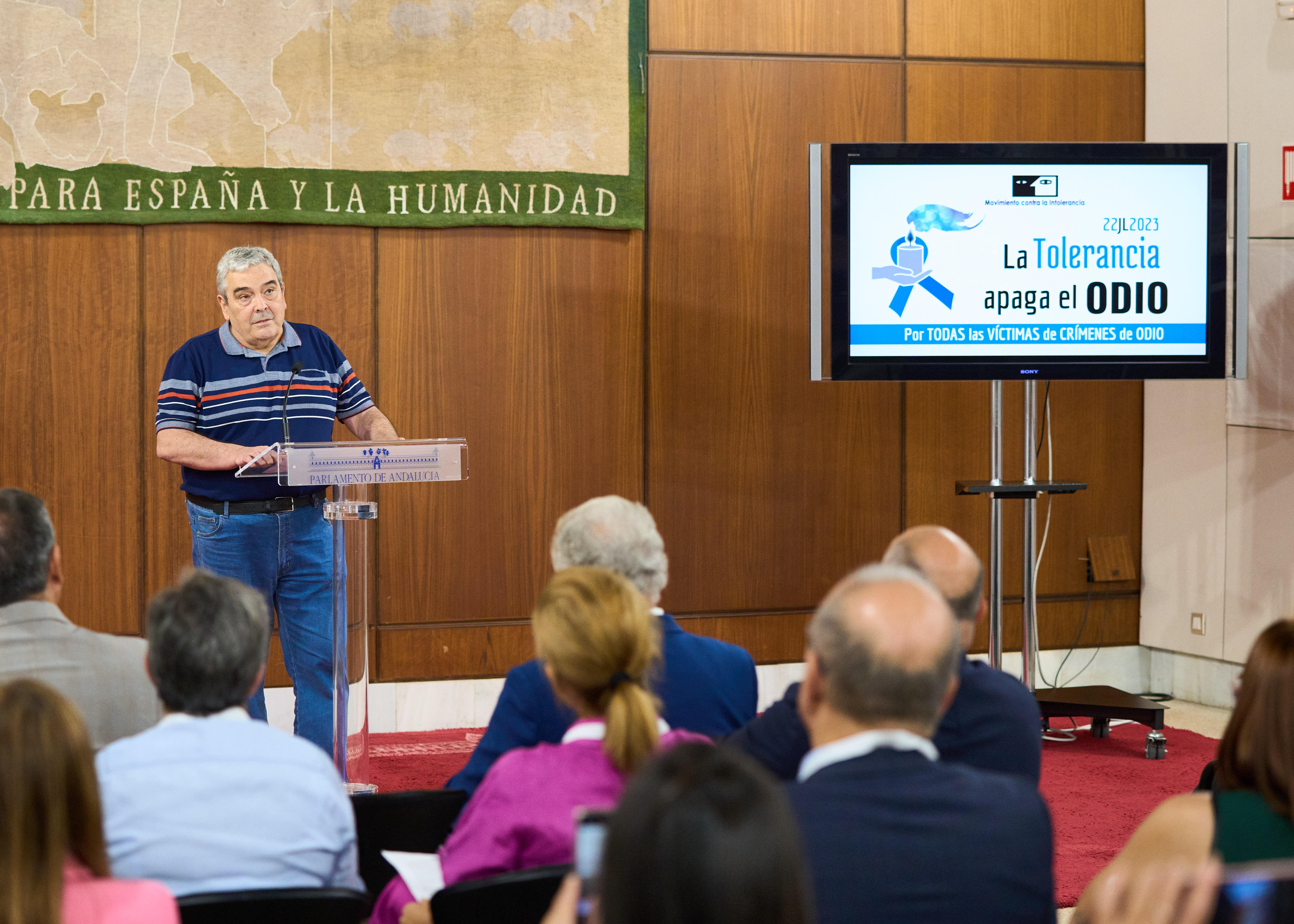   El presidente de Movimiento contra la Intolerancia, Esteban Ibarra interviene en el acto en defensa de las vctimas de crmenes de odio 