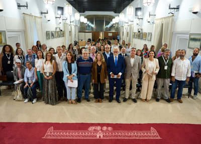 Foto de familia de los asistentes al acto