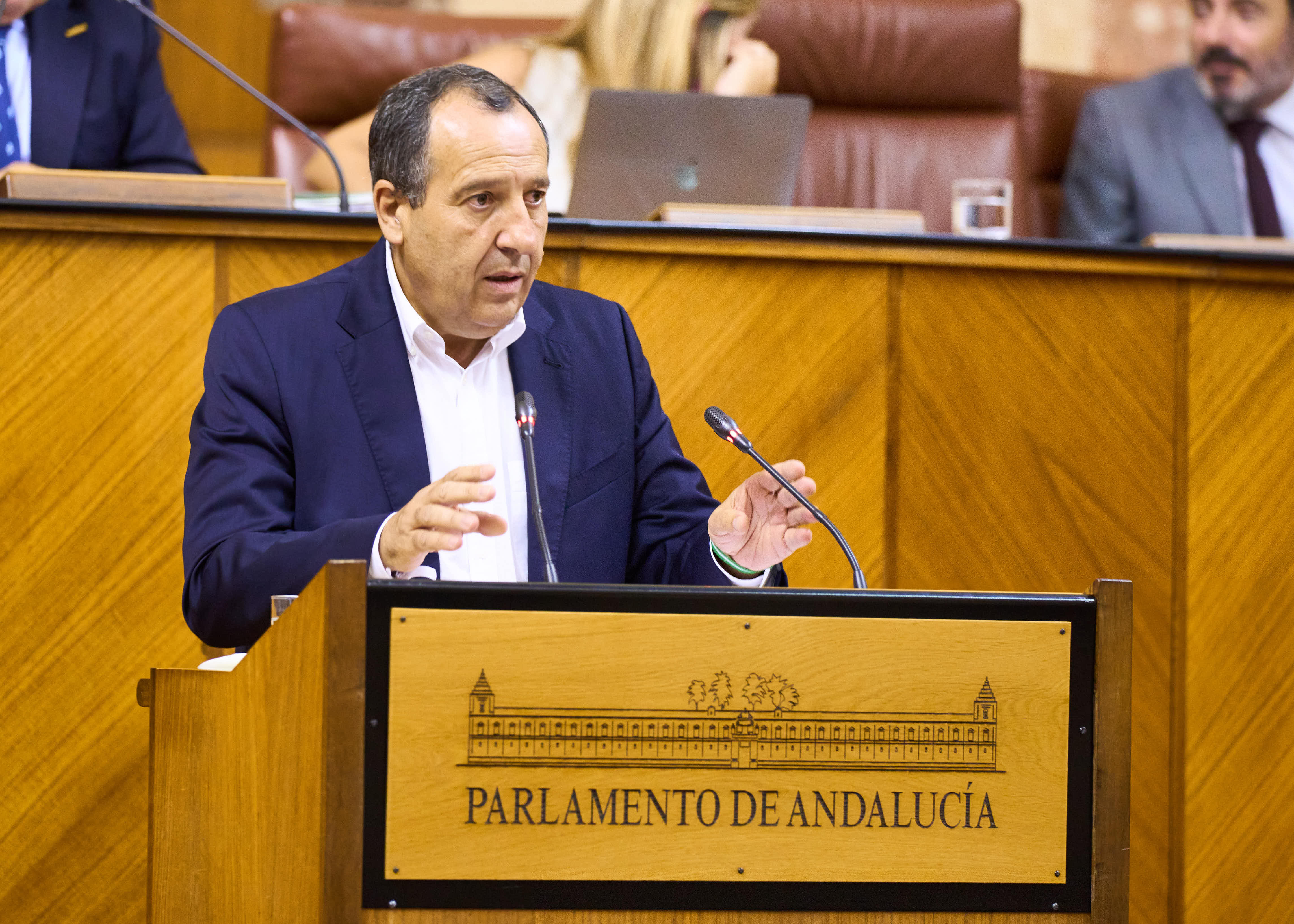   El diputado socialista Jos Luis Ruiz  interviene en el debate sobre el convenio de colaboracin entre la Comunidad Autnoma de Andaluca y la Ciudad Autnoma de Ceuta para el traslado de nios, nias y adolescentes migrantes no acompaados en situacin de contingencia migratoria