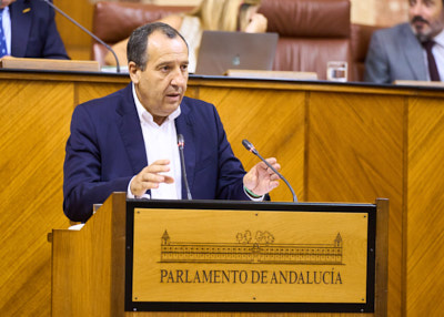   El diputado socialista Jos Luis Ruiz  interviene en el debate sobre el convenio de colaboracin entre la Comunidad Autnoma de Andaluca y la Ciudad Autnoma de Ceuta para el traslado de nios, nias y adolescentes migrantes no acompaados en situacin de contingencia migratoria