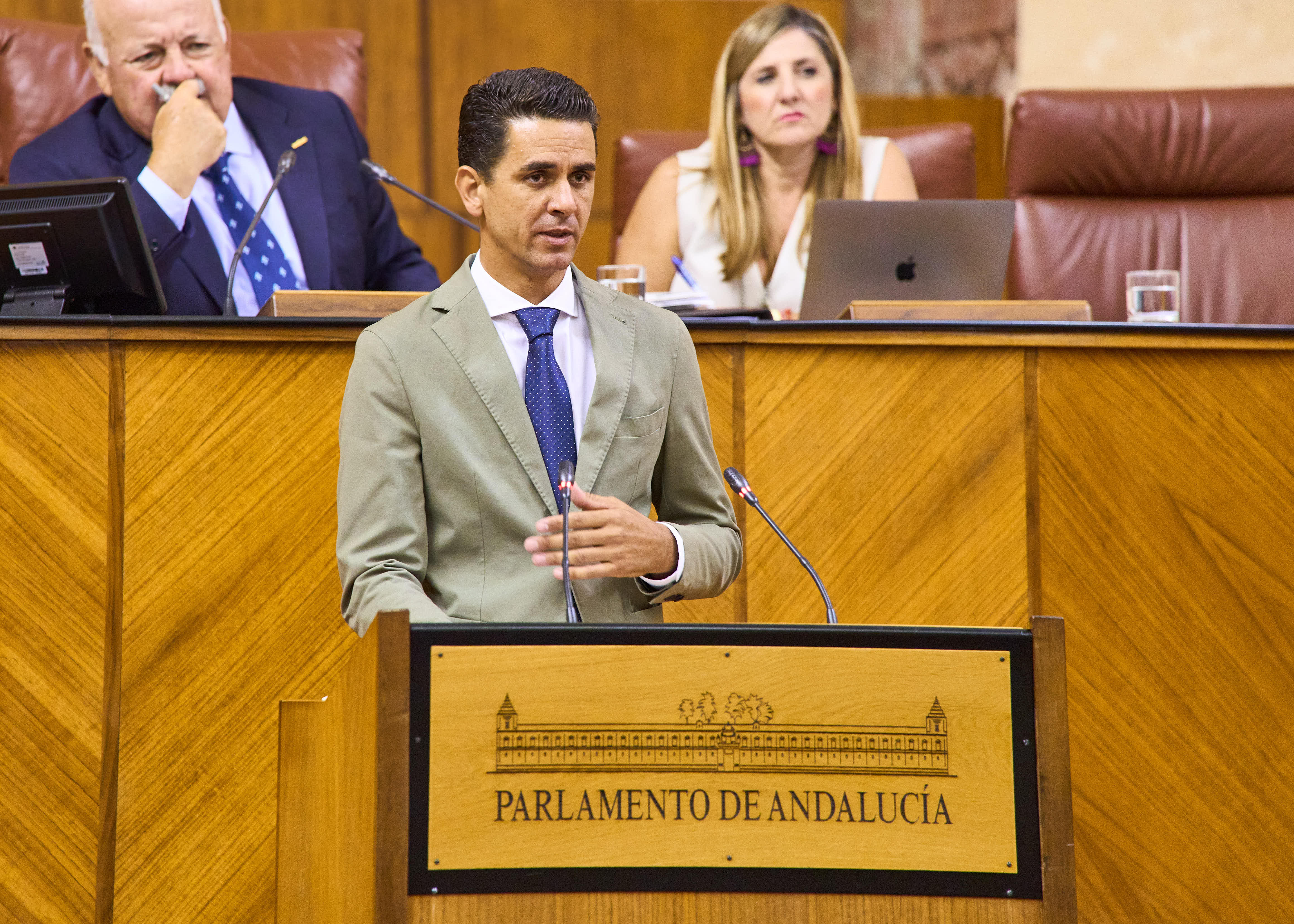  Juan Antonio Mrquez, diputado del Grupo Popular, durante su intervencin en el debate sobre el convenio de colaboracin entre la Comunidad Autnoma de Andaluca y la Ciudad Autnoma de Ceuta para el traslado de nios, nias y adolescentes migrantes no acompaados en situacin de contingencia migratoria