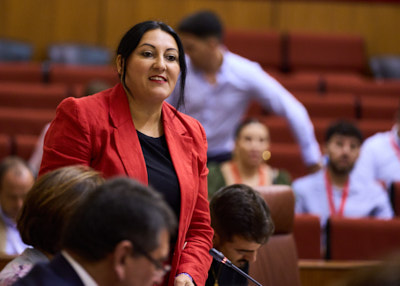   Alejandra Durn, de Por Andaluca, pregunta sobre el nuevo telesqu en Sierra Nevada a la consejera de Fomento