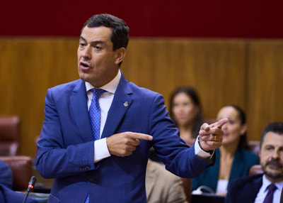    El presidente de la Junta de Andalucía, Juan Manuel Moreno, responde a una de las preguntas formuladas por los portavoces parlamentarios en la se