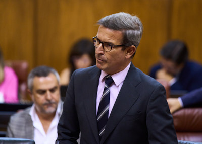 Jorge Paradela, consejero de Industria, Energa y Minas, contesta a una pregunta en la sesin de control