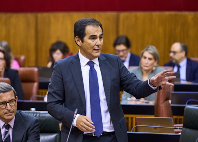   El consejero de Justicia, Administracin Local y Funcin Pblica responde a una pregunta durante la sesin de control